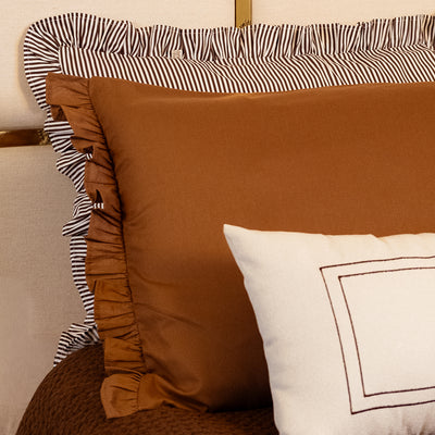 Fronha Babado Listrada Marrom Farmhouse 100% Algodão 50x70 cm - UNIDADE
