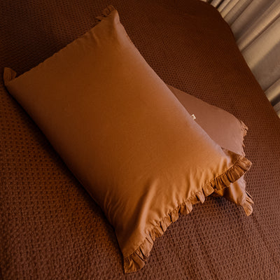 Kit Cama Posta Marrom | 2 Fronhas Babado Listradas + 2 Fronhas Babado + 2 Almofadas Bordadas Personalizadas