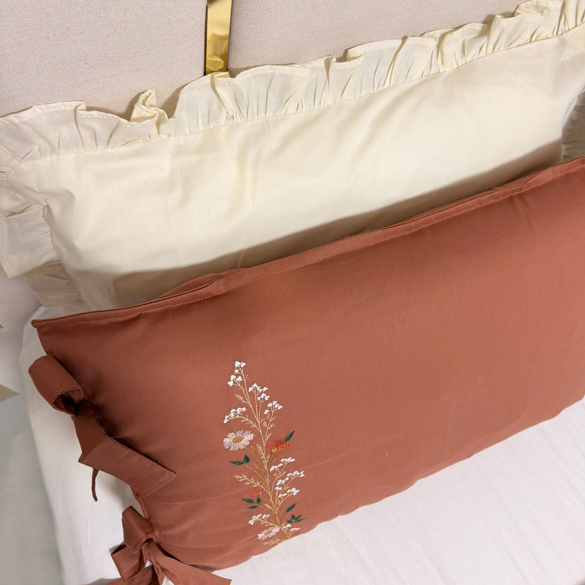 Fronha Off White com Babado Farmhouse 100% Algodão 50x70 cm - UNIDADE