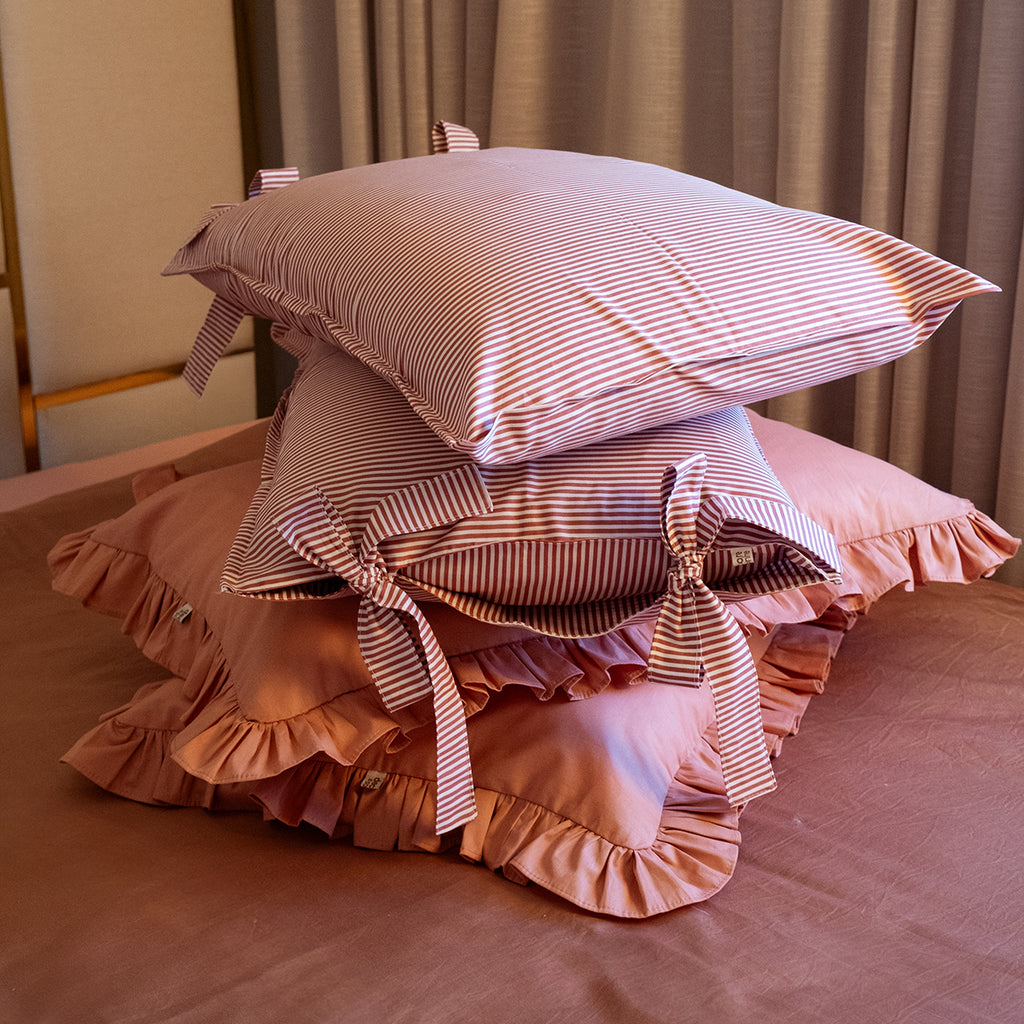 Kit Cama Posta Rosê | 2 Fronhas Babado + 2 Fronhas Laço Listradas + 2 Almofadas Bordadas Personalizadas