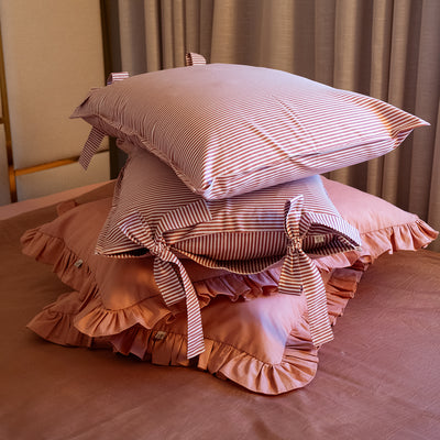 Kit Cama Posta Rosê | 2 Fronhas Babado + 2 Fronhas Laço Listradas + 2 Almofadas Bordadas Personalizadas
