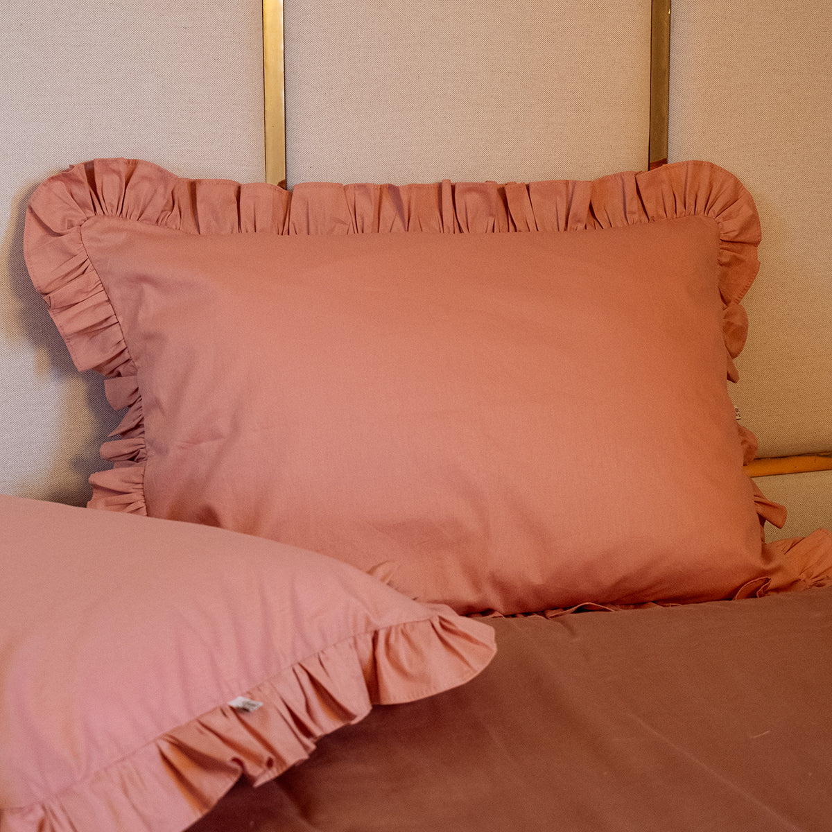Kit Cama Posta Rosê | 2 Fronhas Babado + 2 Fronhas Laço Listradas + 2 Almofadas Bordadas Personalizadas