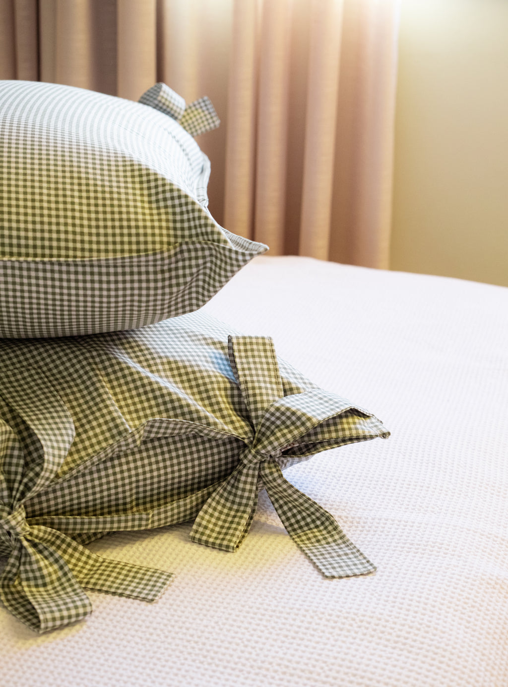 Kit Cama Posta Verde | 2 Fronhas Babado + 2 Fronhas Laço Xadrez + 2 Almofadas Bordadas Personalizadas