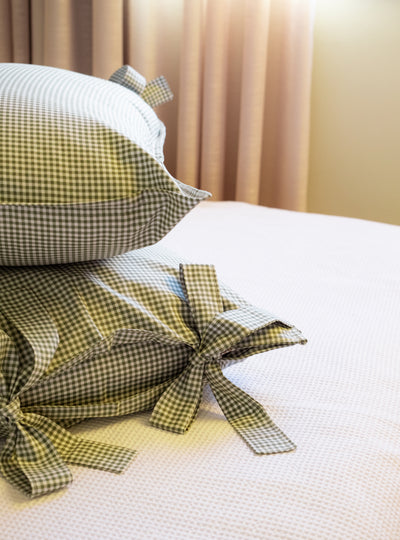 Kit Cama Posta Verde | 2 Fronhas Babado + 2 Fronhas Laço Xadrez + 2 Almofadas Bordadas Personalizadas