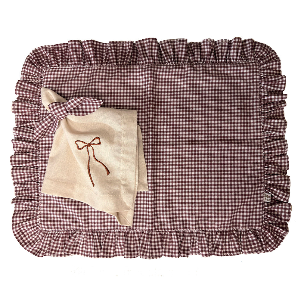 Kit Lugar Americano Retangular Xadrez Vichy Marrom com Babado + Guardanapo Bordado Laço