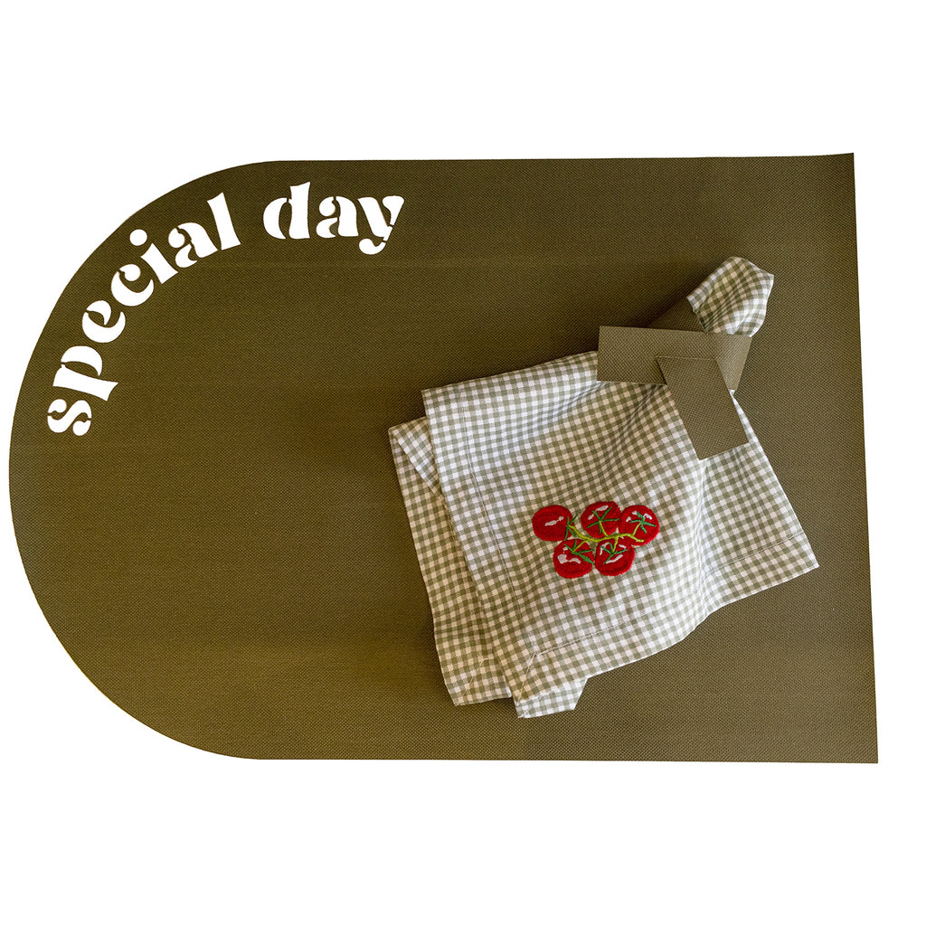 Kit Mesa Posta Special Day Verde Musgo com Guardanapo Bordado Tomate