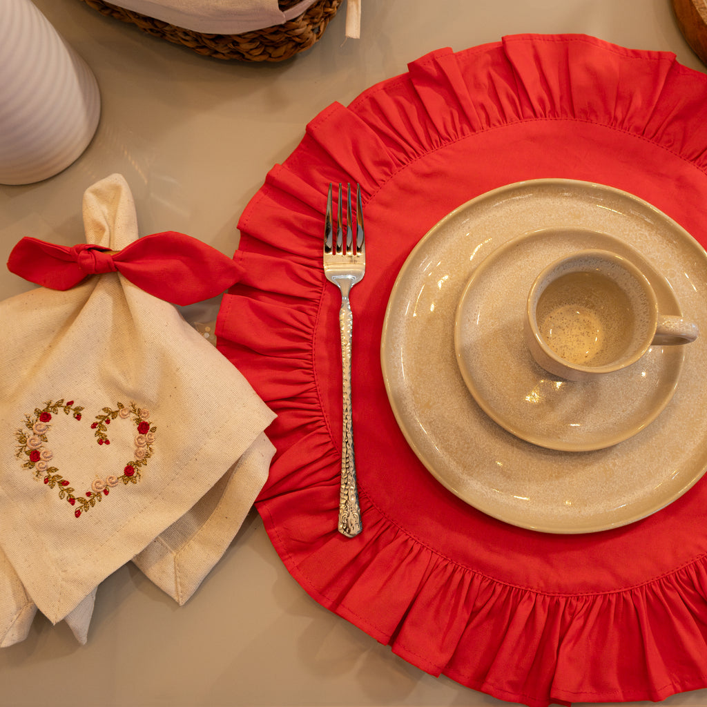 Kit Mesa para 2 Delicado | Lugar Americano Redondo com Babado + Guardanapo de Linho Bordado Coração Floral