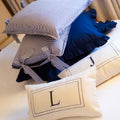 Kit Cama Posta Marinho | 2 Fronhas Babado + 2 Fronhas Laço Listradas + 2 Almofadas Bordadas Personalizadas