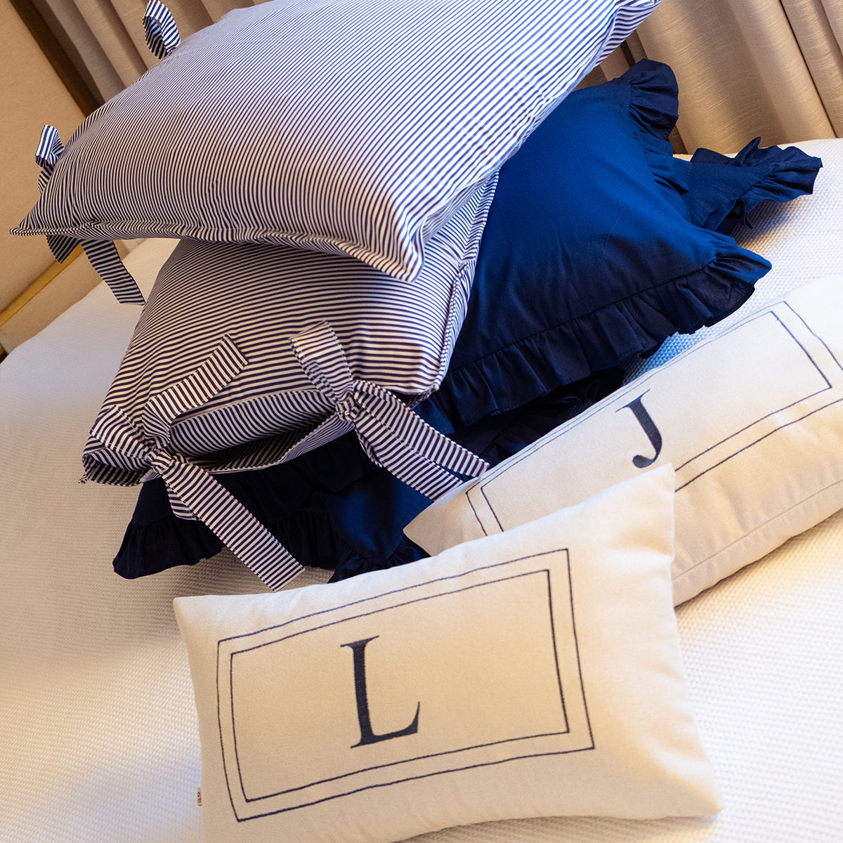Kit Cama Posta Marinho | 2 Fronhas Babado + 2 Fronhas Laço Listradas + 2 Almofadas Bordadas Personalizadas