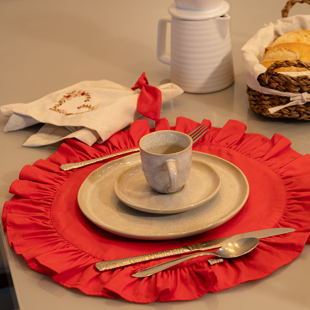 Kit Mesa para 2 Delicado | Lugar Americano Redondo com Babado + Guardanapo de Linho Bordado Coração Floral