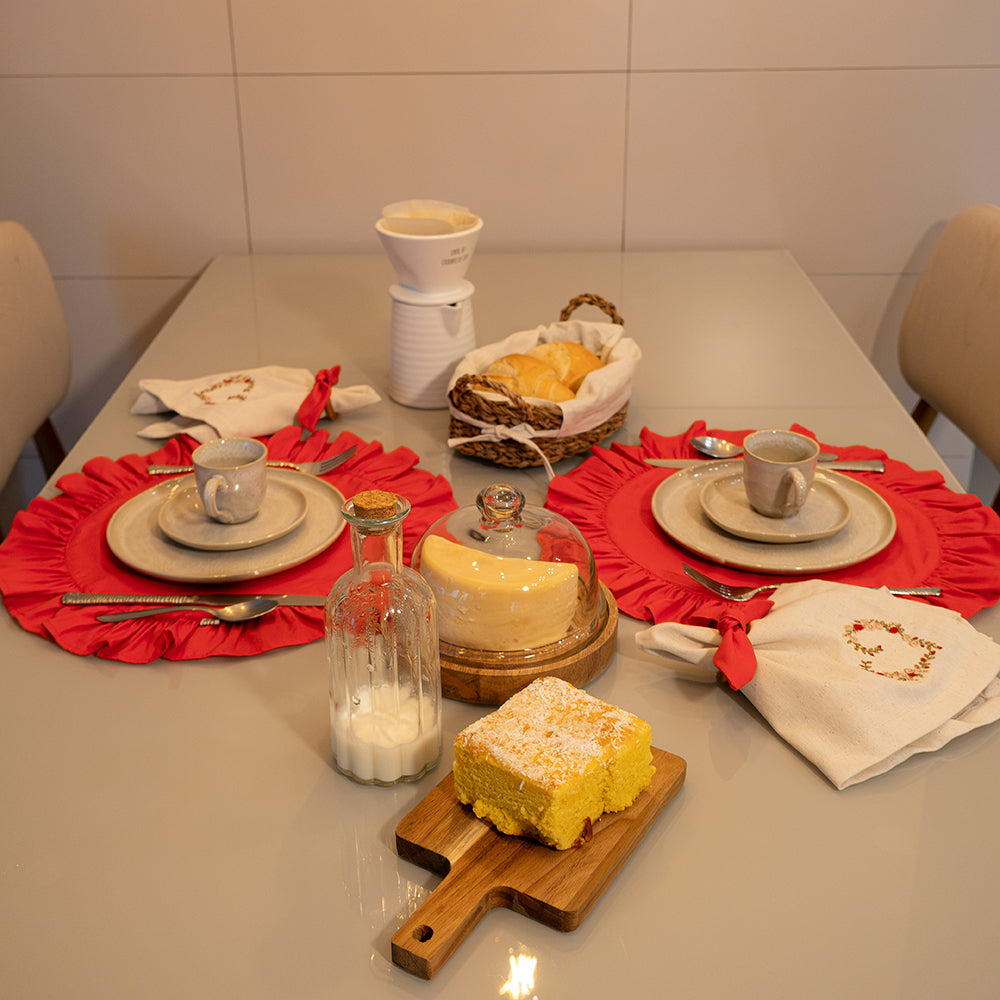 Kit Mesa para 2 Delicado | Lugar Americano Redondo com Babado + Guardanapo de Linho Bordado Coração Floral