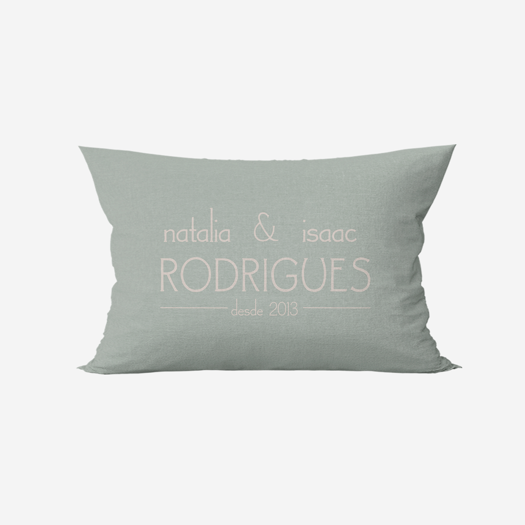 Capa veludo para almofada baguete personalizada com nome e sobrenome do casal - verde bege