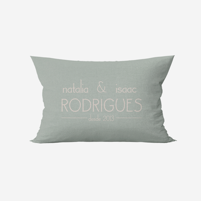 Capa veludo para almofada baguete personalizada com nome e sobrenome do casal - verde bege