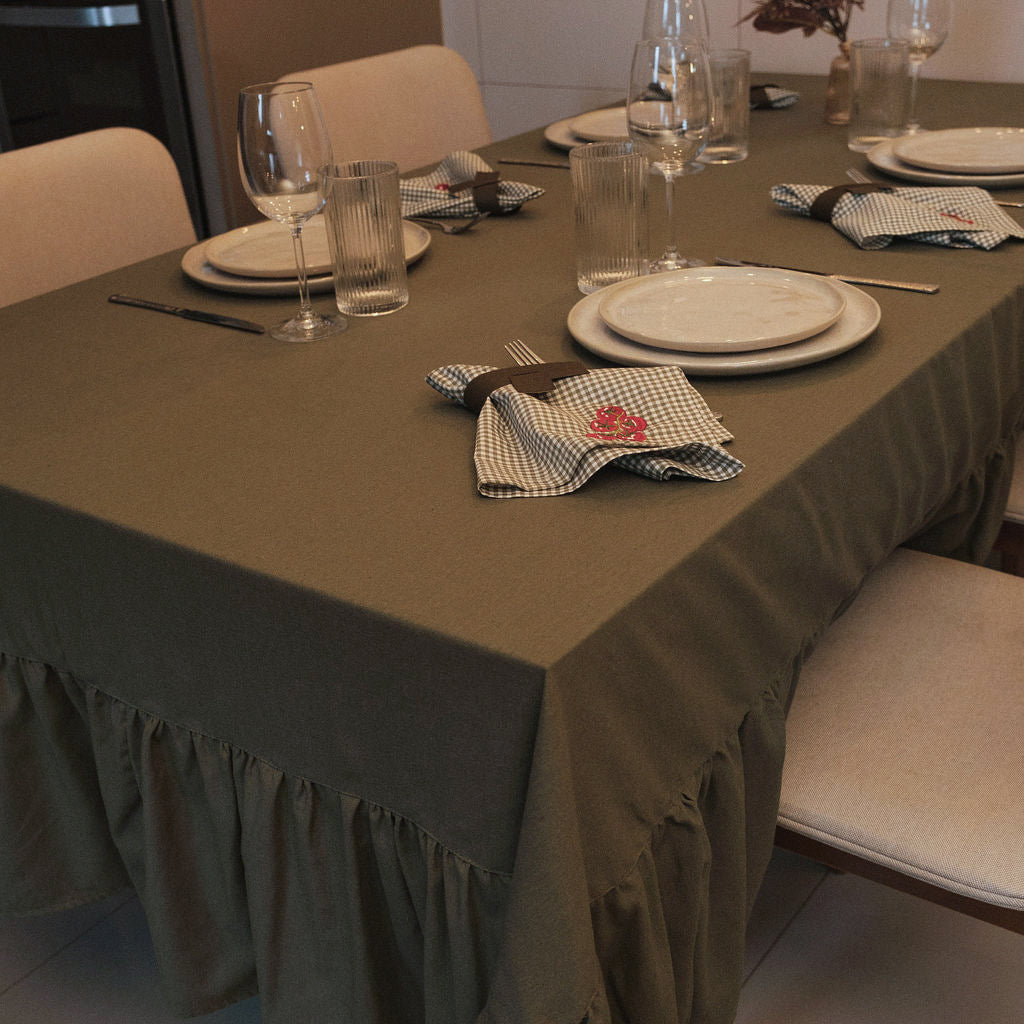 Toalha de Mesa Linho Verde com Babado