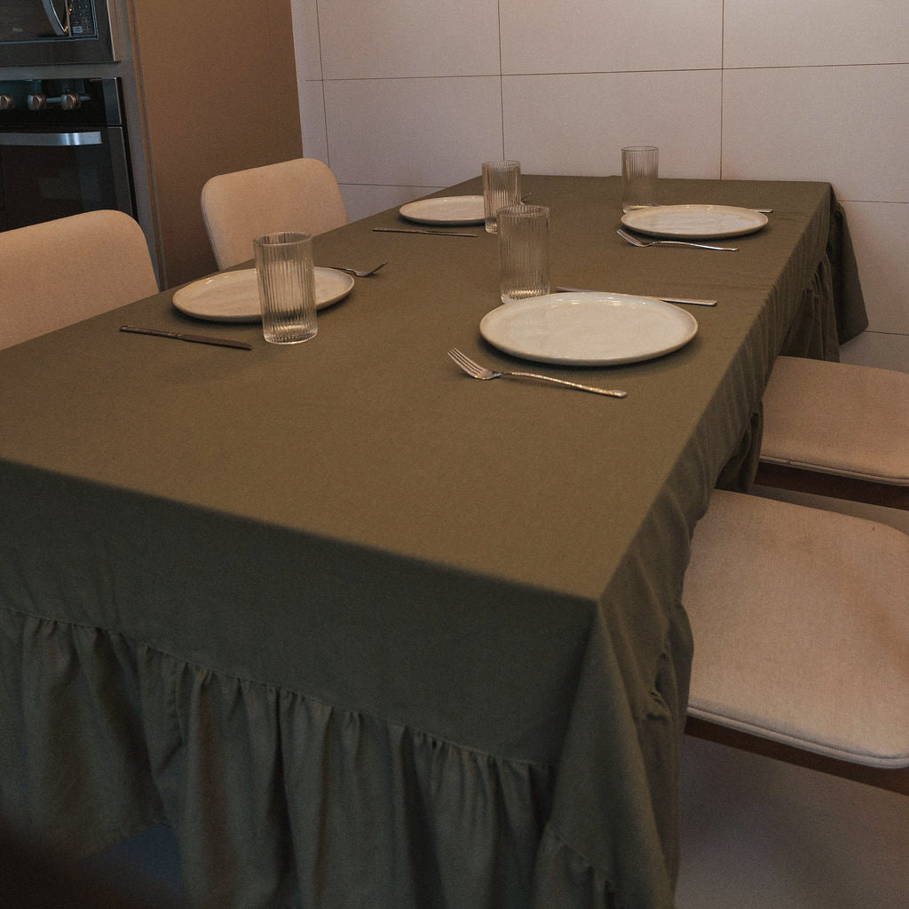 Toalha de Mesa Linho Verde com Babado