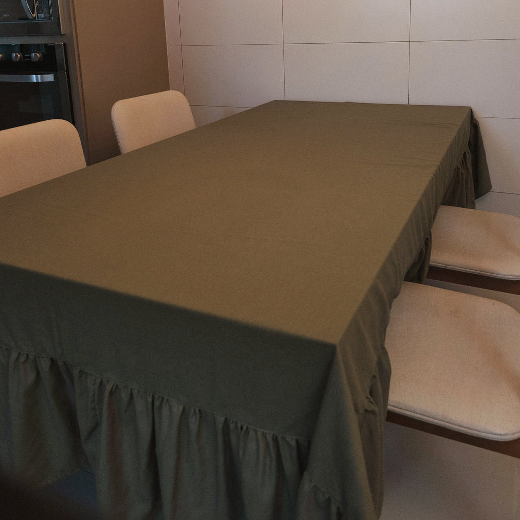 Toalha de Mesa Linho Verde com Babado