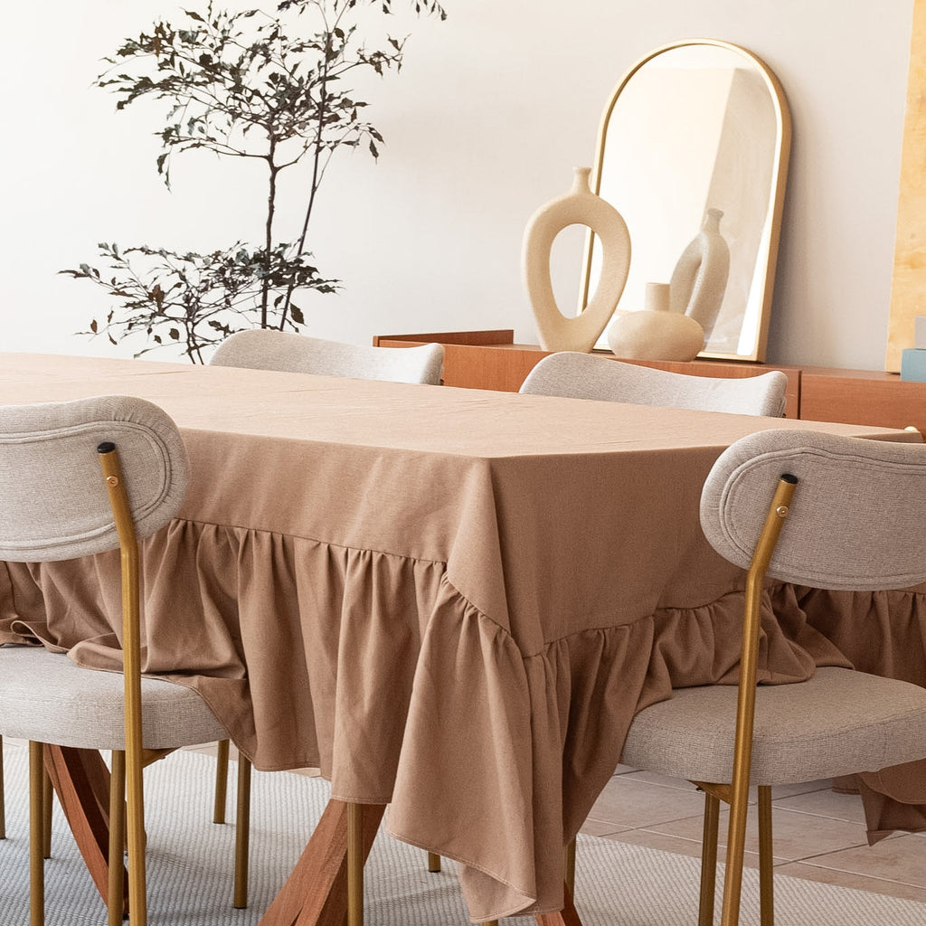 Toalha de Mesa com Babado em Linho Bege – Estilo Farmhouse
