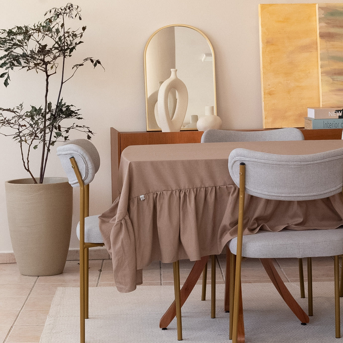 Toalha de Mesa com Babado em Linho Bege – Estilo Farmhouse