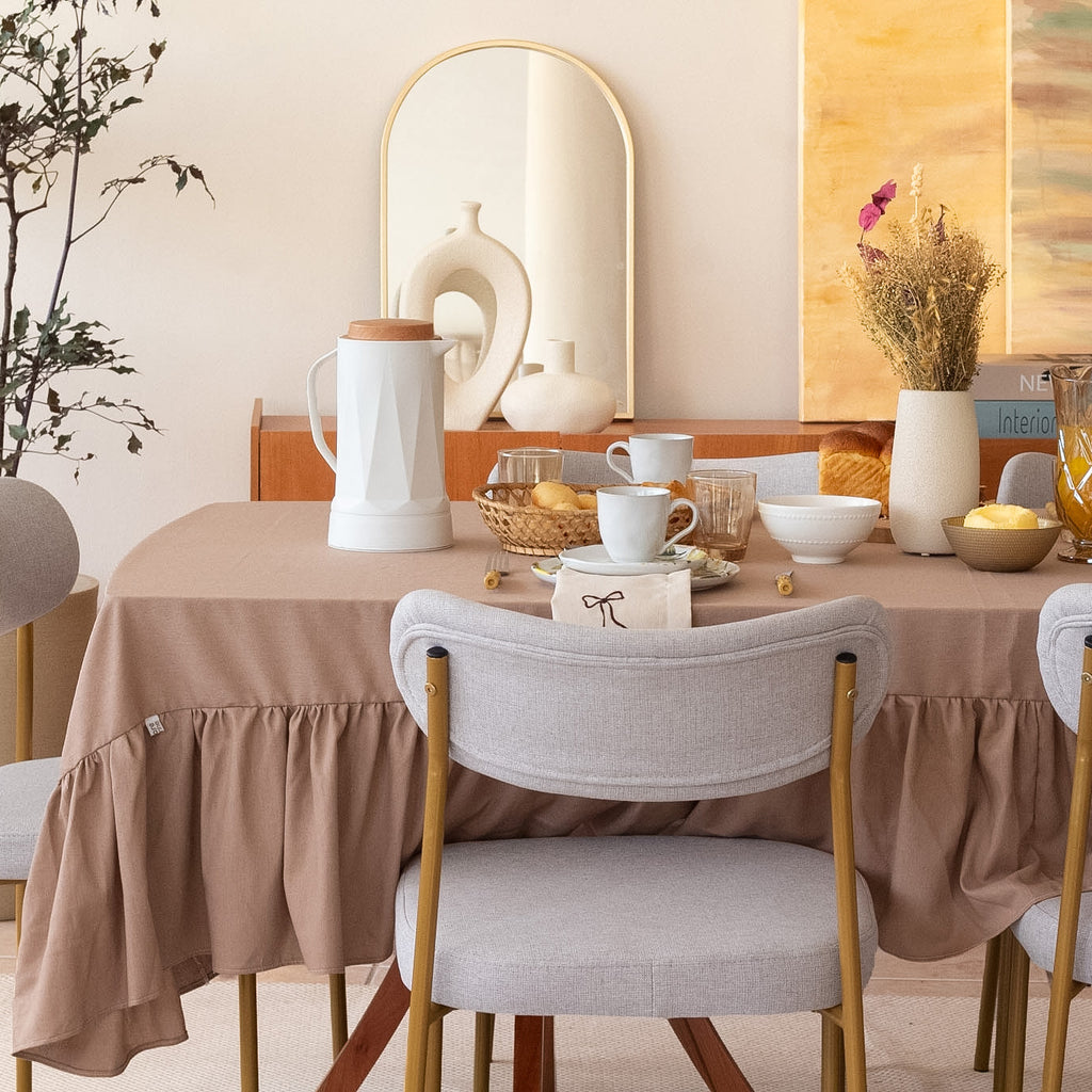 Toalha de Mesa com Babado em Linho Bege – Estilo Farmhouse