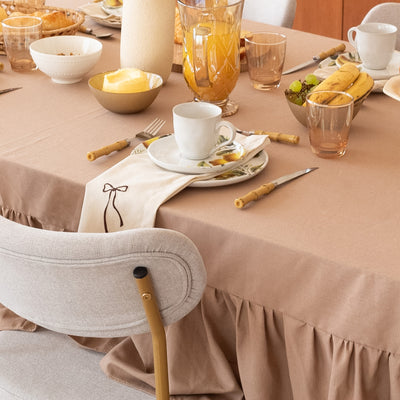 Toalha de Mesa com Babado em Linho Bege – Estilo Farmhouse