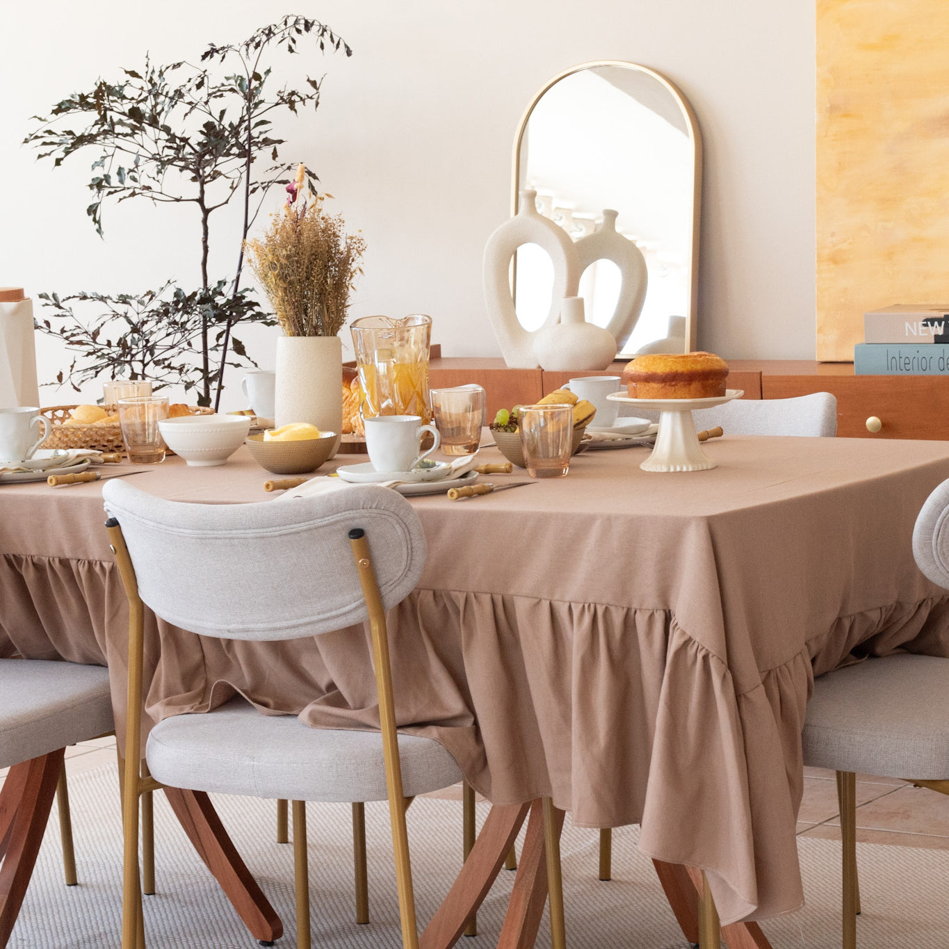 Toalha de Mesa com Babado em Linho Bege – Estilo Farmhouse