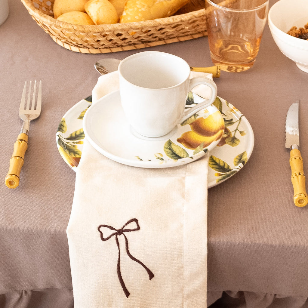Toalha de Mesa com Babado em Linho Bege – Estilo Farmhouse
